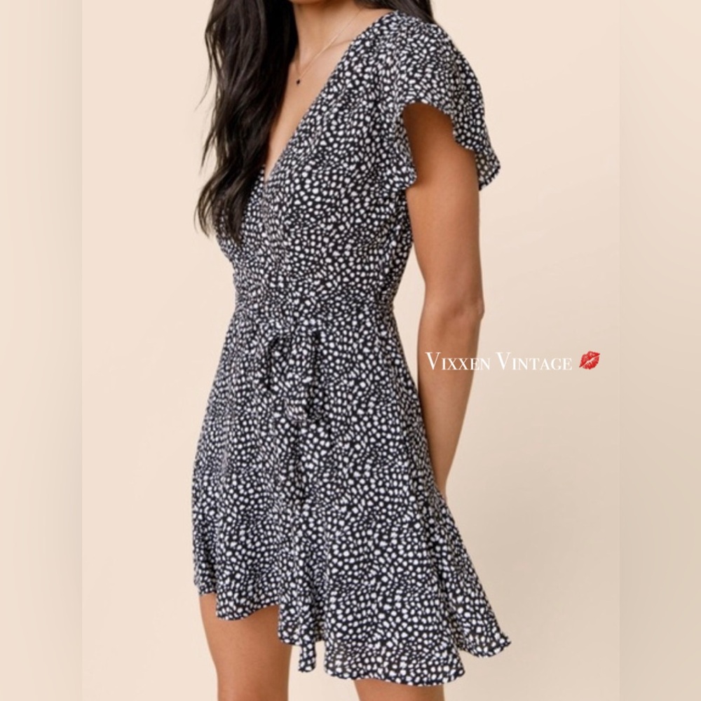 MI AMI FLUTTER SLEEVE V-NECK ‘KIANA ANIMAL PRINT GODET DRESS’ IN BLACK